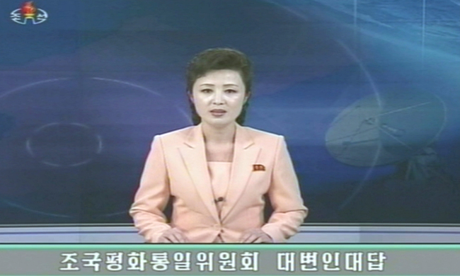 A North Korean TV anchor announces a statement by the Committee for the Peaceful Reunification on Sunday. (Yonhap News)