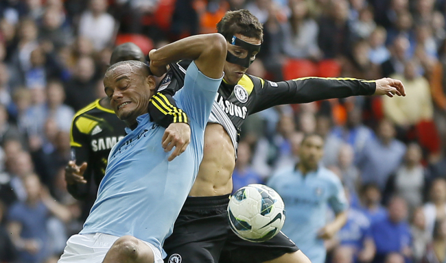 Chelsea’s Fernando Torres (right) and Manchester City’s Vincent Kompany challenge for the ball on Sunday. (AP-Yonhap News)