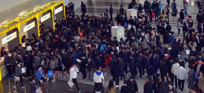 KB Goodjob Fair in COEX is crowded with job-seekers. (Kim Myung-sub/The Korea Herald)