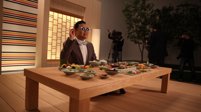 Psy introduces Korean food in a TV commercial. (Korea Tourism Organization)