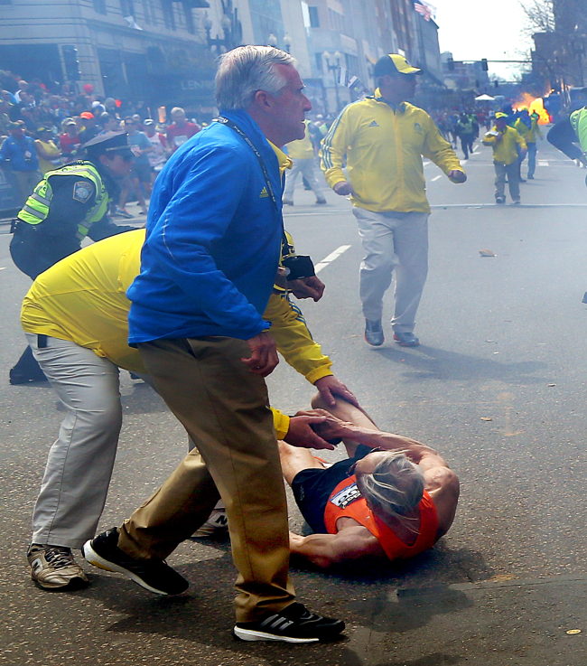 People react to a second explosion at the 2013 Boston Marathon in Boston, Monday, April 15, 2013. (Yonhap)