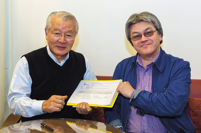 Sohn Myoung-won (left), president of SAABAA International Limited, and Sergei Pak, CEO of RZD-RV, pose for a photo in Moscow after agreeing to work together on a landmark transport hub project. (SAABAA International)