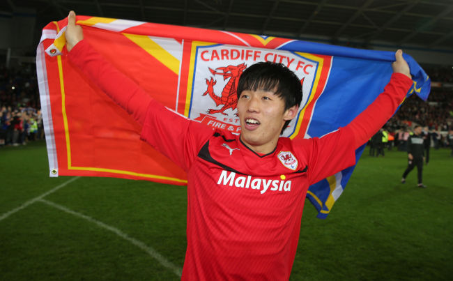 Cardiff City’s Kim Bo-kyung of Korea celebrates his team gaining promotion to the Premier League after the Football League Championship match against Charlton at the Cardiff City Stadium, Cardiff, Wales, Tuesday. (AP-Yonhap News)