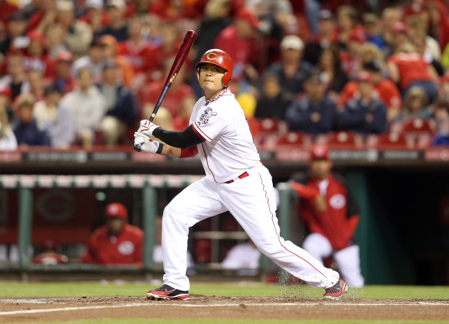 Choo Shin-soo of the Cincinnati Reds swings at a pitch during the game against the Philadelphia Phillies at Great American Ball Park in Cincinnati, Ohio, Tuesday. (AFP-Yonhap News)