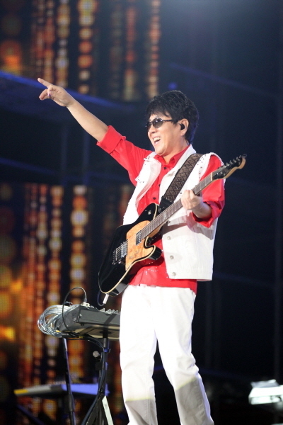 Singer Cho Yong-pil performs at a concert in 2011. (YPC Production)