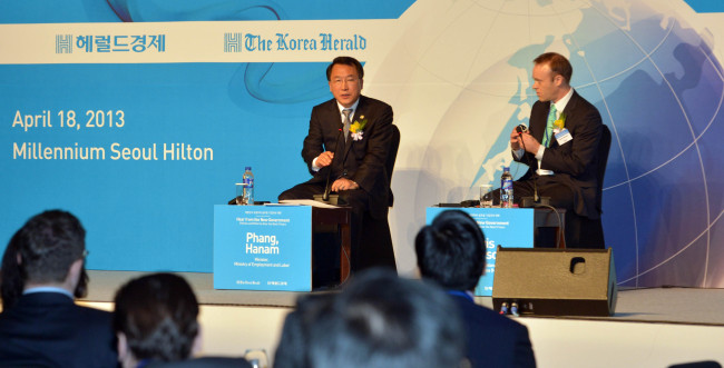 Labor Minister Phang Ha-nam (left) speaks at the “Hear from the New Government” forum organized by Herald Corp. at Millennium Seoul Hilton on Thursday. On the right is Lewis Patterson, chairman of the New Zealand Chamber of Commerce in Korea. (Kim Myung-sub/The Korea Herald)
