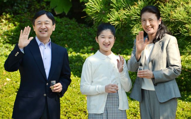 This file picture taken in November 7, 2012 shows Japan’s Crown Prince Naruhito (left), Crown Princess Masako (right), and their daughter Princess Aiko (center) visiting a park in Hayama, in suburban Tokyo. (AFP-Yonhap News)