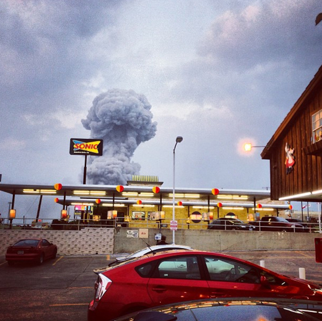 A plume of smoke rises from a fertilizer plant fire in West, Texas, Wednesday. (AP-Yonhap News)