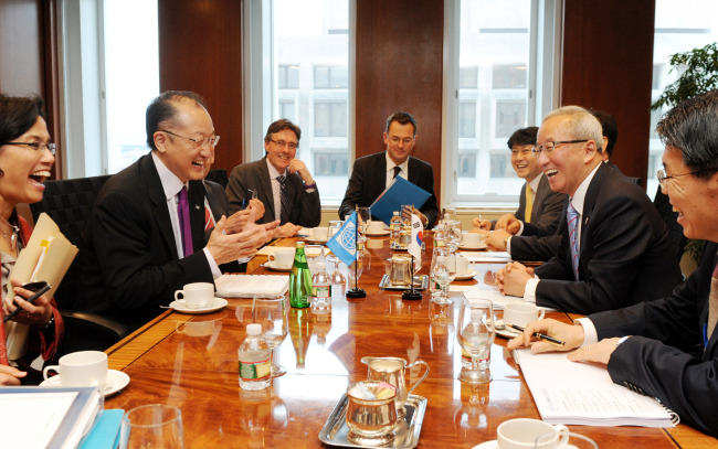 Korean Finance Minister Hyun Oh-seok (second from right) converses with World Bank President Jim Yong Kim (second from left) before holding a meeting in Washington, D.C., on Wednesday. (Finance Ministry)