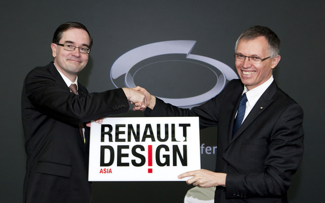 Renault Samsung Motors CEO Francois Provost (left) shakes hands with Renault Group chief operating officer Carlos Tavares on Thursday after celebrating the opening of Renault Design Asia at the carmaker’s R&D center in Yongin, Gyeonggi Province. (Renault Samsung Motors)