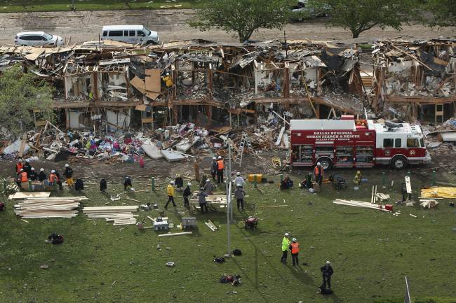 Search and rescue workers comb through what remains of a 50-unit apartment building in West, Texas, Thursday. ( AFP-Yonhap News)