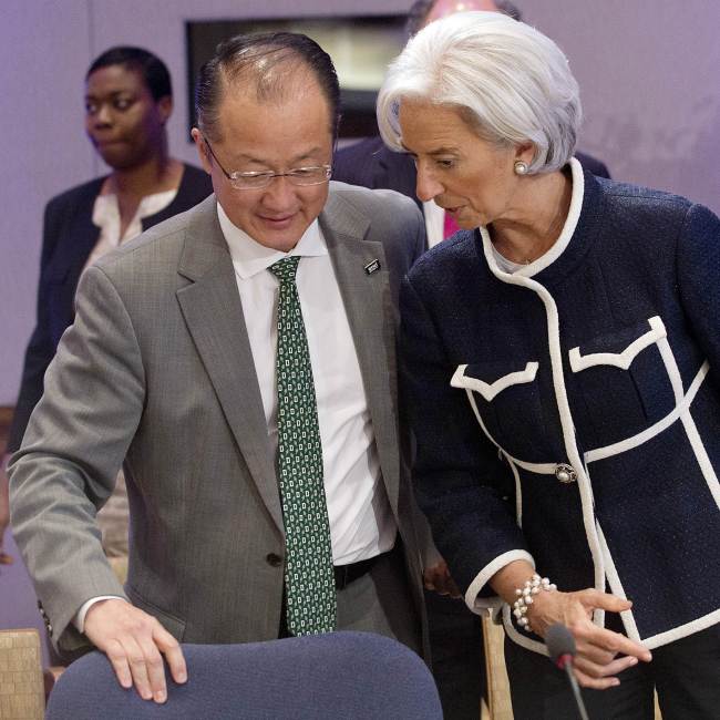 International Monetary Fund Managing Director Christine Lagarde (right) speaks with World Bank Group President Jim Yong Kim during the Spring Meetings of the World Bank Group and the International Monetary Fund in Washington, D.C., Thursday. (AFP-Yonhap News)