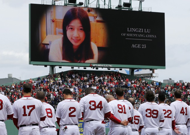 Boston Red Sox players pay tribute to Boston Marathon bombing victim Lingzi Lu on Saturday. (AP-Yonhap News)