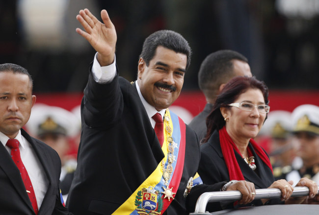 Venezuela’s President Nicolas Maduro waves from a vehicle during a military ceremony recognizing him as commander-in-chief to the military at the Paseo Los Proceres in Caracas on Friday. (AP-Yonhap News)