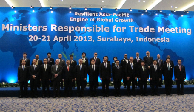 Delegates pose for a group photo after the opening ceremony of the APEC trade ministers’ meeting in eastern Java’s Surabaya, Indonesia, Saturday. (Xinhua-Yonhap News)