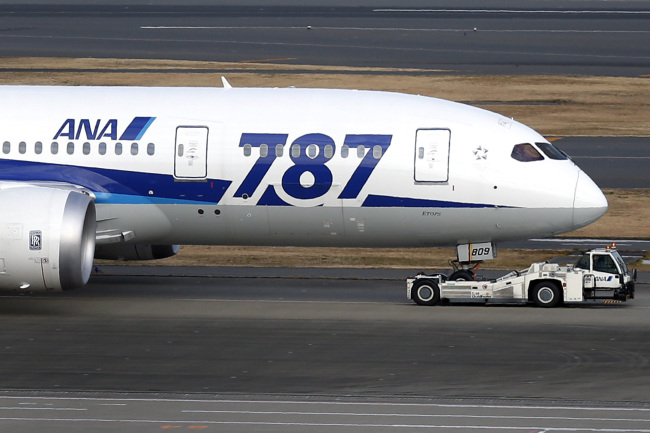 A Boeing Co. 787 Dreamliner aircraft operated by All Nippon Airways Co. taxies at Haneda Airport in Tokyo. (Bloomberg)