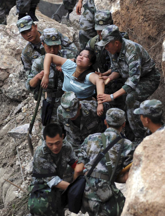 Rescuers save an injured woman after an earthquake hit Baosheng Township in Lushan county, Ya’an city, southwest China’s Sichuan province, Saturday. (AP-Yonhap News)