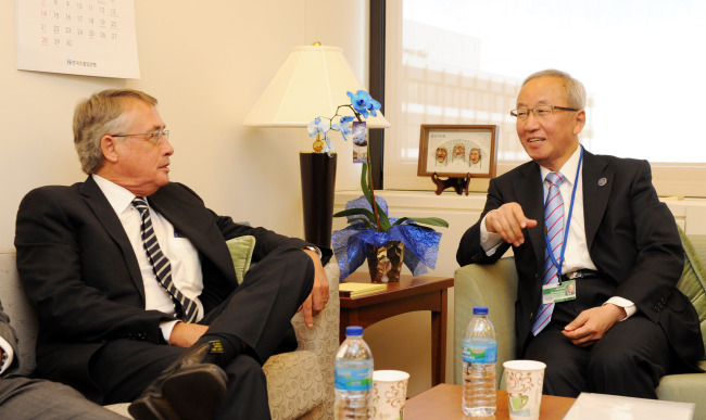 Deputy Prime Minister and Finance Minister Hyun Oh-seok (right) holds a bilateral meeting with Australian Treasurer Wayne Swan on global economy on the sidelines of the IMF’s International Monetary and Financial Committee meeting in Washington, D.C., over the weekend. (Ministry of Strategy and Finance)