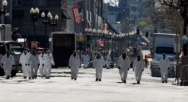 Law enforcement investigators walk the route of the Boston Marathon on Boylston Street looking for evidence after last Monday’s bombings and two days after the second suspect was captured in Boston, Massachusetts, Sunday. (AFP-Yonhap News)