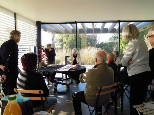 Park In-kyeong, honorary director of Lee Ungno Museum and wife of the late Lee Ungno, demonstrates Lee’s style of Oriental painting to students at the her atelier in suburban Paris. (Lee Ungno Museum)