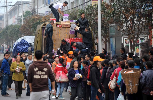 Earthquake victims receive relief materials in Lushan County, China’s Sichuan province, Monday. (Xinhua-Yonhap News)