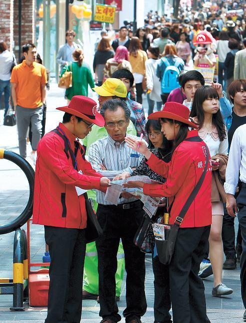 Japanese tourists get help from led jacket tour guides in Myeong-dong in Seoul. (Yonhap News)