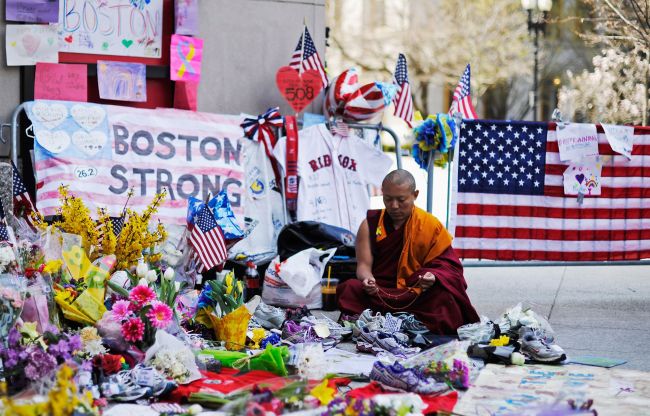 A Buddhist monk meditates during a moment of silence near the finish line of the Boston Marathon on the one-week anniversary of the bombings in Medford, Massachusetts, Monday. (AFP-Yonhap News)