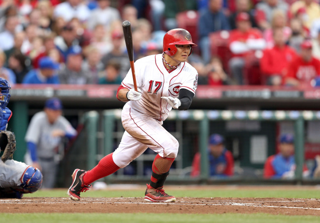 Cincinnati Reds outfielder Choo Shin-soo hits a single against the Chicago Cubs on Tuesday. (AFP-Yonhap News)