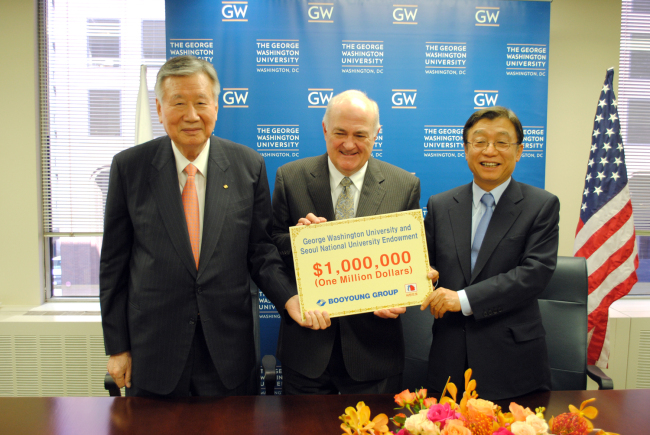 Booyoung Group chairman Lee Joong-keun (left), Seoul National University president Oh Yeon-cheon (right) and George Washington University president Steven Knap pose after attending a donation ceremony at George Washington University in Washington, D.C., on Wednesday. (Booyoung Group)