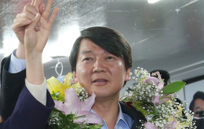 Ahn Cheol-soo poses at his campaign office in Nowon, northern Seoul, after his winning a parliamentary seat was confirmed. Yonhap News