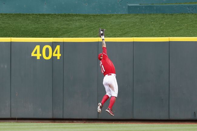 Cincinnati Reds center fielder Choo Shin-soo makes a catch against the wall on Wednesday. (AFP-Yonhap News)