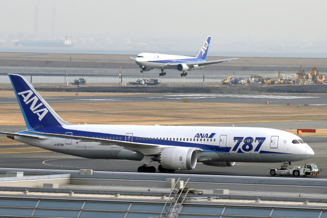 A Boeing Co. 787 Dreamliner aircraft operated by All Nippon Airways Co. (front) taxies as an another ANA aircraft lands at Haneda Airport in Tokyo. (Bloomberg)