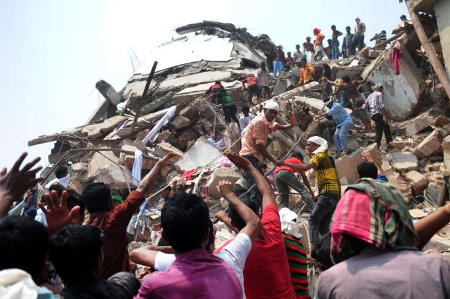 Bangladeshi volunteers and rescue workers assist in rescue operations after an eight-story building collapsed in Savar, on the outskirts of Dhaka, Friday. (AFP-Yonhap News)