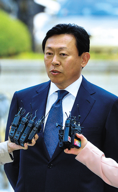 Lotte Group chairman Shin Dong-bin enters Seoul Central District Court on Friday to stand trial for refusing to attend parliamentary audits to verify his group’s alleged infringement on the business rights of small retailers. (Lee Sang-sub/The Korea Herald)