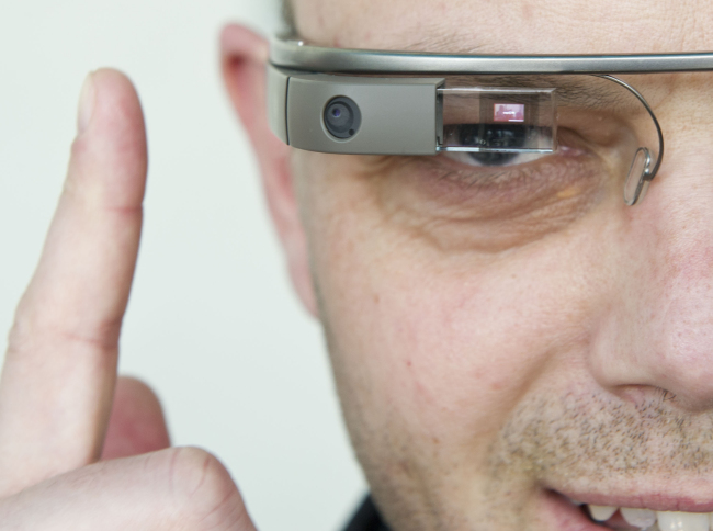 A visitor of the “NEXT Berlin” conference tries out the Google Glass in Berlin on Wednesday. (AFP-Yonhap News)