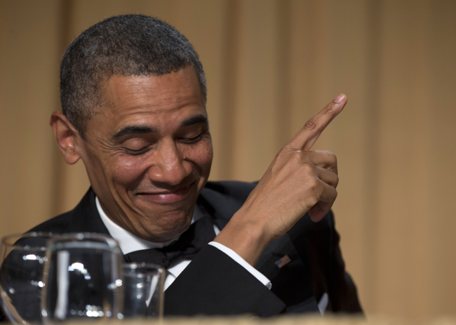 President Barack Obama ackowledges late-night television host and comedian Conan O’Brien during the White House Correspondents’ Association Dinner at the Washington Hilton Hotel in Washington on Saturday. (AP-Yonhap News)