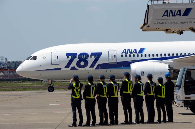 All Nippon Airways workers welcome a Boeing 787 after its test flight at the Haneda International airport in Tokyo on Sunday. (AFP-Yonhap News)