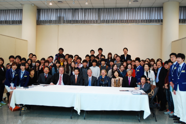 Organizers including AMCHAM Korea chairman Pat Gaines (center seated) and students pose after attending the “Innovation Camp” at Chungbuk National University in Cheongju on Friday. (Chungbuk National University)