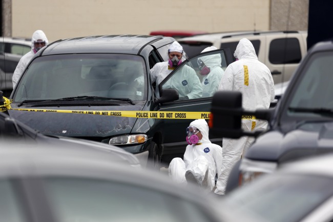 Federal agents inspect the Dodge Grand Caravan driven by Everett Dutschke near the site of a martial arts studio he once operated in Tupelo, Mississippi, April 24 in connection with the investigation into poisoned letters mailed to President Barack Obama and others. (AP-Yonhap News)