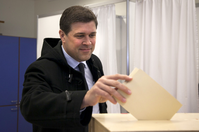 Chairman of the Independence Party Bjarni Benediktsson casts his ballot. ( AP-Yonhap News)