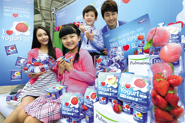 Models promote new yogurt product manufactured by Pulmuone Danone Co. at a launch ceremony in Cheonggye Plaza, downtown Seoul, on Sunday. (Park Hae-mook/The Korea Herald)