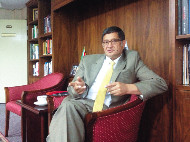 South African Ambassador Hilton Anthony Dennis gestures during an interview with The Korea Herald at his office in Hannam-dong in Seoul on Wednesday.(Philip Iglauer/The Korea Herald)