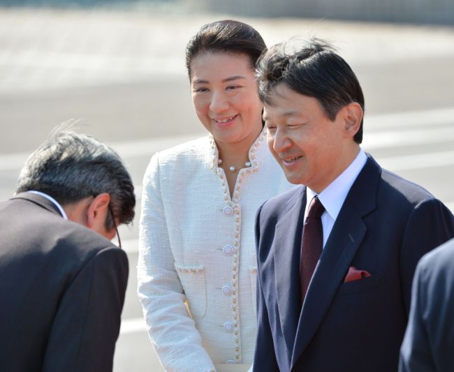 Japanese Crown Prince Naruhito (right) and Crown Princess Masako receive a sendoff by a well-wisher before boarding their flight at Tokyo’s Haneda airport on Sunday. (AFP-Yonhap News)