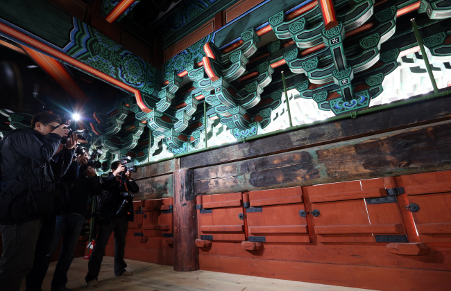 Interior of the second story of Sungnyemun. (Yonhap News)