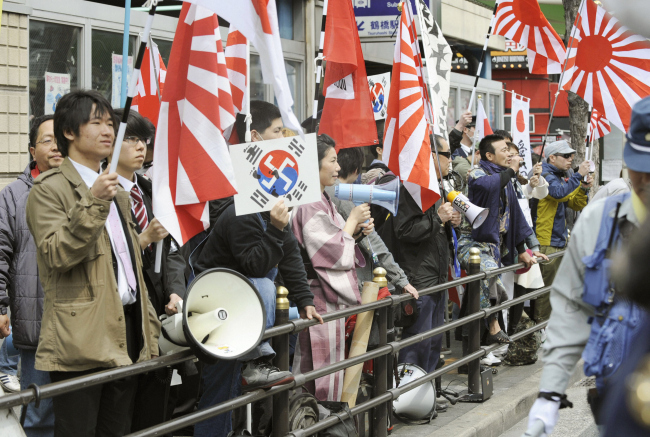 Japanese citizens participate at an anti-Korea rally in Osaka in this March 31 file photo. (Yonhap News)