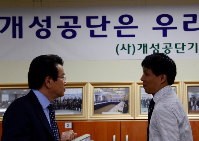 Park Yoon-gyu (left), president of Fine Renown, a clothing company which was operating in the Gaeseong industrial complex, consults an official of the association of Gaeseong businesses on Monday. (Park Hae-mook/The Korea Herald)