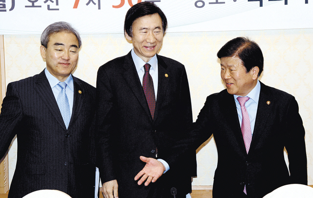 Foreign Minister Yoon Byung-se (center), Culture Minister Yoo Jin-ryong (left) and National Assembly Vice Speaker Park Byeong-seug attend a meeting at the National Assembly on Monday to launch a lawmakers’ group to promote hallyu.(Park Hyun-koo/The Korea Herald)