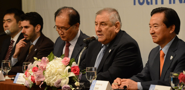 Cornel Marculescu (second from right), executive director of the FINA Bureau and head of the bid evaluation team, speaks at a news conference in Gwangju on Tuesday, as Gwangju Mayor Kang Un-tae (right) and Kim Yoon-suk (third from right), secretary-general of Gwangju 2019 Bid Committee, listen. (Chung Hee-cho/The Korea Herald)