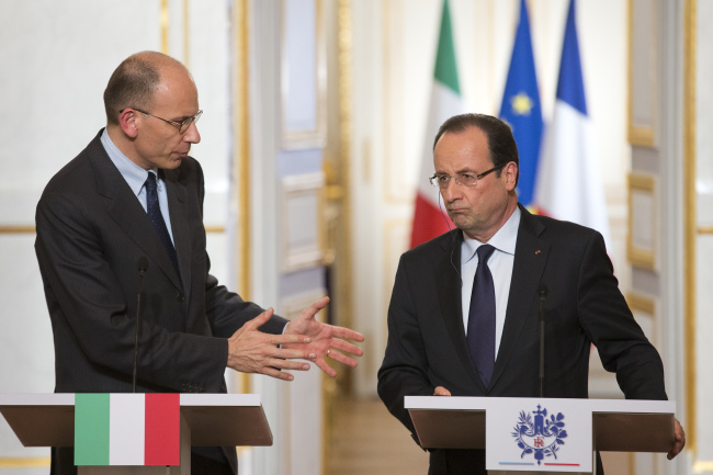 French President Francois Hollande (right) listens to Italy’s Prime Minister Enrico Letta during a press conference at the Elysee Palace in Paris on Wednesday. (AP-Yonhap News)