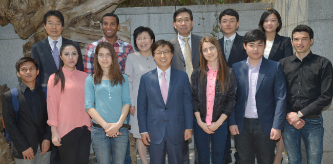 The winners of the 2013 speech contest organized by Corea Image Communication Institute pose with Samsung Group president Rhee In-yong (fourth from left, first row), CICI president Choi Jung-wha (third from left, second row), Korean Culture and Information Service director Woo Jin-yung (far left, second row), and Hankuk University of Foreign Studies professor Kim Hyun-taek (fourth from left, second row) in Seoul on Thursday. (Kim Myung-sub/The Korea Herald)